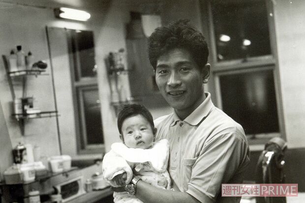 理容師だったころの父と。「親を喜ばせたいと思う子に育てられた」と言う