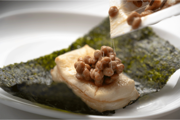 納豆餅・納豆＋のりの組み合わせなら、大豆のタンパク質と繊維質が同時にとれてヘルシーにスタミナがつく。（※画像はイメージです）