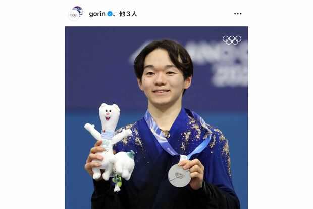 ミラノ・コルティナ冬季オリンピックの公式マスコットキャラクター『ティナ』を手にする鍵山優馬（IOC公式Xより）