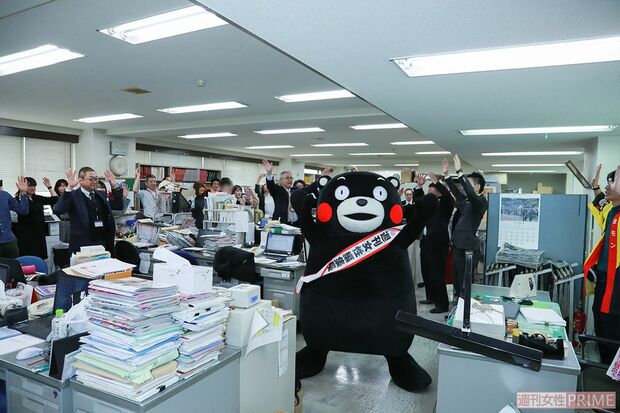 仕事効率UP!?　「みんなでくまモン体操だモン！」　撮影／森田晃博　（C）2010熊本県くまモン