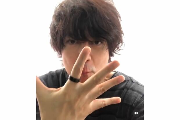 新谷嘉朗容疑者は動画で奇妙なポーズを（SNSより）