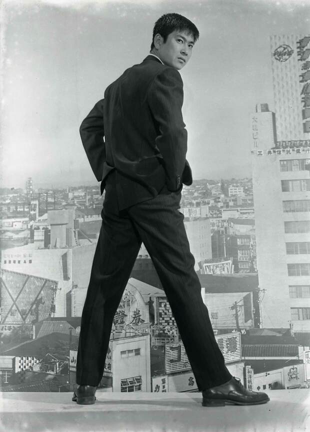 1960年、『天下を取る』のときの石原裕次郎さん。20代半ばとはとても思えぬ、このオーラ。長身にスラッと伸びた長い脚、少年のような笑顔にはみんなが憧れた　写真提供／日活、石原プロモーション