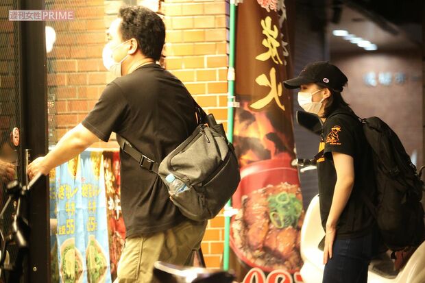 舞台後、橋本一郎と春木彩香は庶民的な飲食チェーン店で夕食を共にした