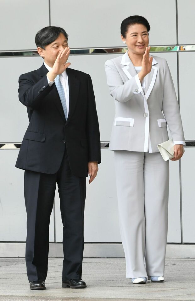 皇后として初の地方訪問は、パンツスーツにハイヒールを合わせられた雅子さま。令和元（2019）年6月