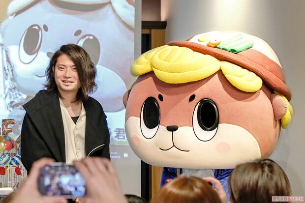 「高知県はとにかく食べ物がおいしい。魚はぜひ食べていただきたい！」（守時さん）。この日はふるさと納税の返礼品でも大人気の『乙女鯛』（小島水産）がファンの目の前でさばかれ、ふるまわれた　撮影／佐藤靖彦