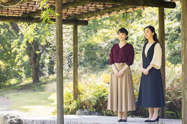 眞子さまが30歳をお迎えになるあたり公開された宮内庁提供写真。お隣には佳子さまも（'21年10月6日・赤坂御用地）