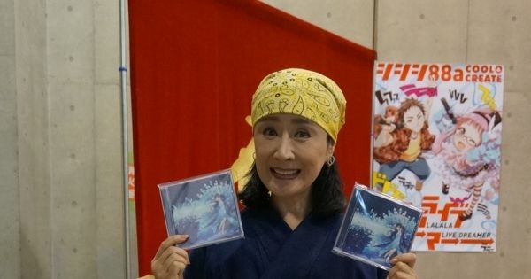  コミケでは、お客のひとりひとりにCDを手渡した