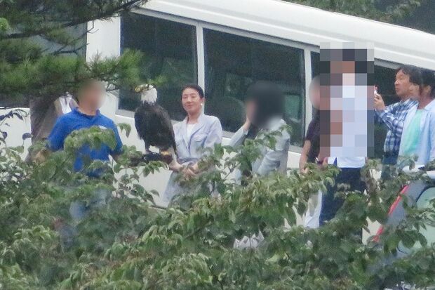 『那須どうぶつ王国』でワシに驚かれる雅子さま（8月29日）