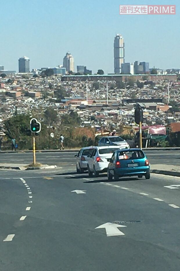 奥の高層ビルが現在の南アフリカの経済の中心であるサントン地区。手前の住宅地はアレキサンドラという旧黒人居住区（高達潔さん提供写真）