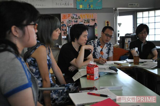 子ども若者編集部の会議で議論をする石井さん。現在までに20年以上にわたり不登校新聞に関わり続けている