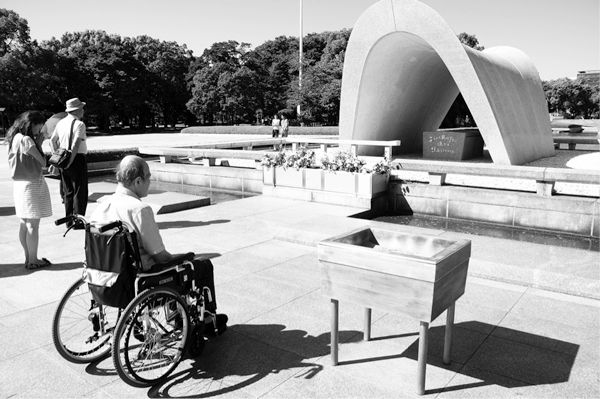  2013年9月、倒れてから初めての帰郷。原爆ドーム、広島平和記念資料館にも立ち寄った。神足氏は広島市中心街、立町に生まれ育ち、爆心地からわずか460ｍの広島市立袋町小学校に通っていた（撮影／石川 徹）