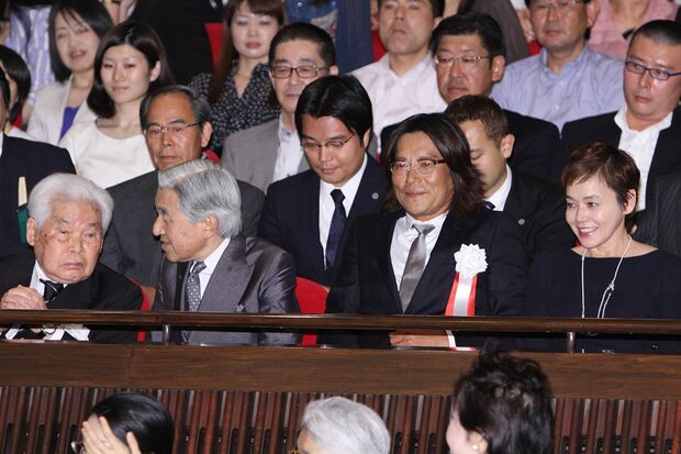 '11年に映画『一枚のハガキ』を鑑賞された天皇陛下（当時）。左に新藤兼人監督、右に豊川悦司、大竹しのぶ