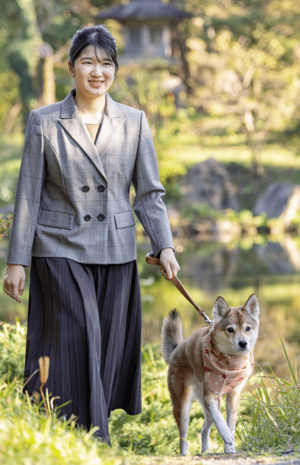 '21年12月、成年を迎えられた愛子さまに寄り添う当時13歳の由莉（提供／宮内庁）