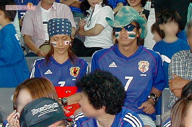 2002年6月、日韓大会でのロシア戦を見守った木村拓哉と工藤静香。ともに中田英寿のレプリカユニフォームを着用
