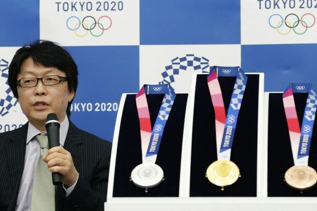 2019年7月、東京五輪のメダルデザイン発表会見で金、銀、銅の実物が披露された　（写真／共同通信）