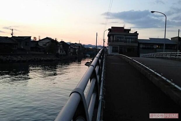 富山県射水市新湊、ドラマ『恋仲』（フジテレビ系・15年）、映画『ナラタージュ』、『人生の約束』、『真白の恋』で使用された〝日本のベニス〟と呼ばれるスポット