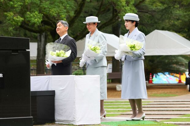 6月の沖縄訪問に続く2度目の戦没者慰霊では、被爆地の長崎へ。原爆落下中心地碑に花を供え、犠牲者を悼まれた