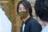 『週刊女性』の記者から直撃取材を受ける山下智久（2021年）