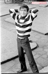 '64年『君だけを』でデビューした西郷輝彦さん。この年から10年連続で『NHK紅白歌合戦』に出場した（写真は同年12月）