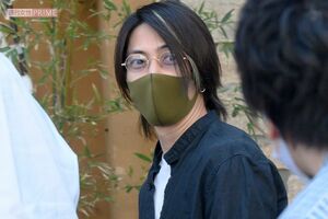 『週刊女性』の記者から直撃取材を受ける山下智久(2021年)