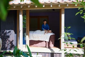 色とりどりの海藻など、島の素材を使った「島時間スパ」