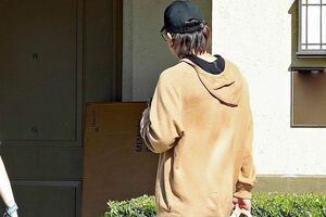 ロサンゼルスで買い物をしていた水原一平被告(写真:Backgrid/アフロ)