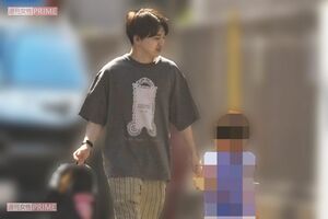 7月下旬、男児と手を繋いで保育園に向かう『Da-iCE』花村想太