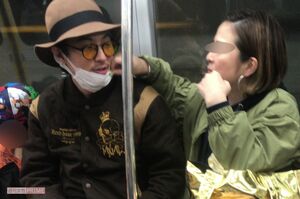 '19年4月、家族と電車に乗車も、酔ってハシャいでしまった塚本高史