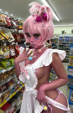 個性的なファッションで人気のサニバニ（本人のXより）