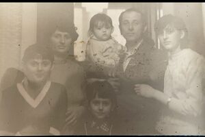 子どものころの家族写真。父に抱かれているのがカテリーナさん