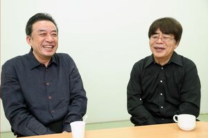 「（三宅は）プライベートでも常に人を笑わせることを考えている人」と語る渡辺と小倉　撮影／坂本利幸