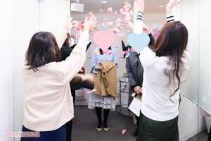 ご成婚が決まった会員を祝福する植草さんとスタッフたち