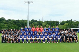 堂安律がXに投稿した日本代表の集合写真。ハチマキを付けた長友はメンバーの前列左から4番目（堂安律の公式Xより）
