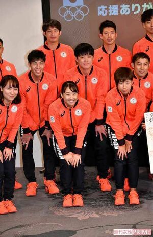 2021年10月、JOC第32回オリンピック競技大会特別賞表彰式・イベントに参加した卓球日本代表の張本智和（中段、真ん中）