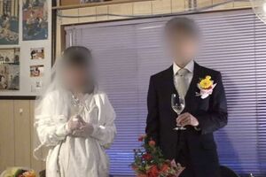 同居生活を送る『共生舎』で、ももこさんとアツシさんが結婚パーティーを