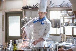 すずふり亭の料理長・牧野省吾（佐々木蔵之介）。(c)NHK