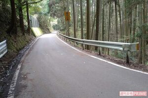 《京都小6男児行方不明事件》3月29日安達結希くんの黄色のランリュックが発見された山道。道幅は狭く、ほとんど車も通らない