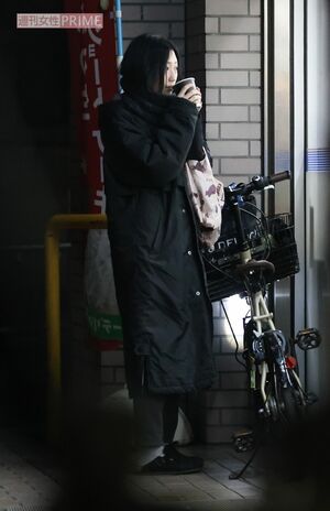 寒空の下ラテを楽しむ壇蜜。どことなく哀愁感が漂う