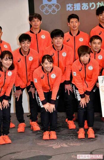 2021年10月、JOC第32回オリンピック競技大会特別賞表彰式・イベントに参加した卓球日本代表の張本智和（中段、真ん中）