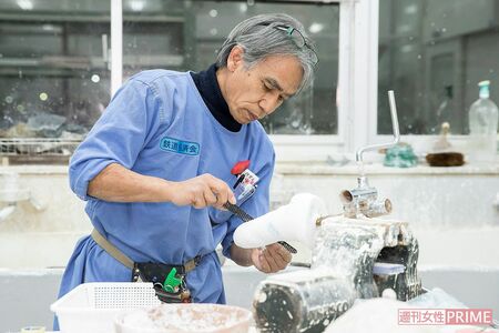 足の型を削りながら、「納品して終わりじゃなく、自分らしく生きる姿を見届けたい」と話す臼井さん 撮影/伊藤和幸