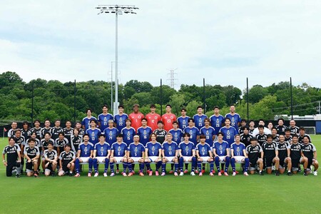 堂安律がXに投稿した日本代表の集合写真。ハチマキを付けた長友はメンバーの前列左から4番目（堂安律の公式Xより）