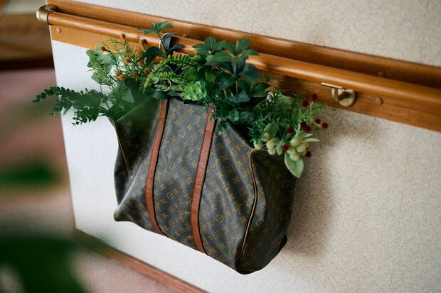 今ではブランドロゴの入ったアイテムを使うことはないため、ハンドルとファスナーはハサミで切って口が開くようにした（写真／林ひろし）『72歳、好きな服で心が弾む、ひとり暮らし』から抜粋