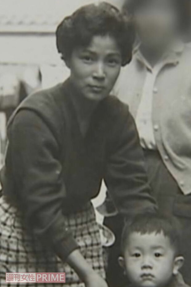 江蔵さんと育ての母・チヨ子さん。取り違えられた子どもの「顔だけでも見たい」という母の言葉が提訴を後押しした