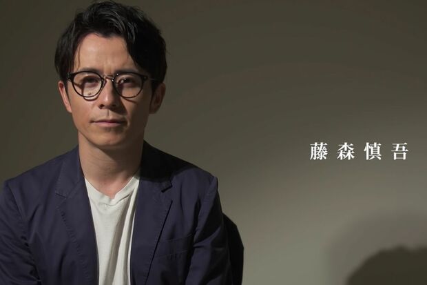 瑛人の『香水』をカバーする藤森慎吾(YouTubeより)