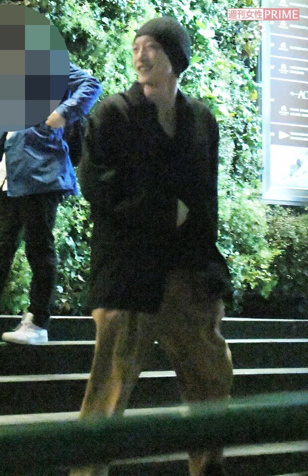 『東京タラレバ娘』打ち上げ。ドラマでは金髪だった坂口健太郎は黒いニット帽をかぶって登場('17年)