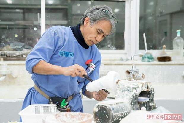 足の型を削りながら、「納品して終わりじゃなく、自分らしく生きる姿を見届けたい」と話す臼井さん　撮影／伊藤和幸