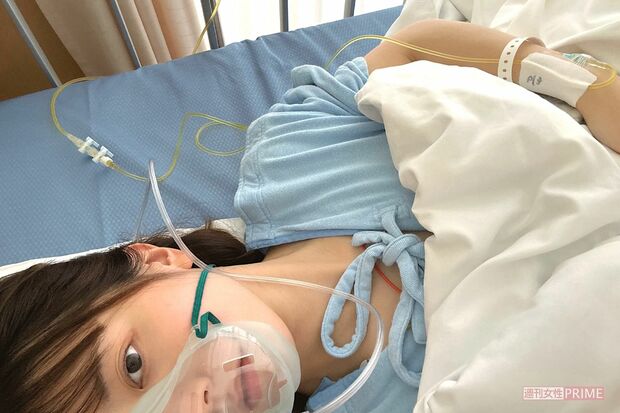 2019年4月からNHKの甲府放送局でアナウンサーの道に。2022年に名古屋放送局に異動するも、痙攣性発声障害により2024年の3月に退職を決意。現在はホテルの広報業務を担いながら、趣味のキャンプや釣りの様子をSNSにアップしている。写真は術後、入院中の様子　写真提供／小泉唯菜さん