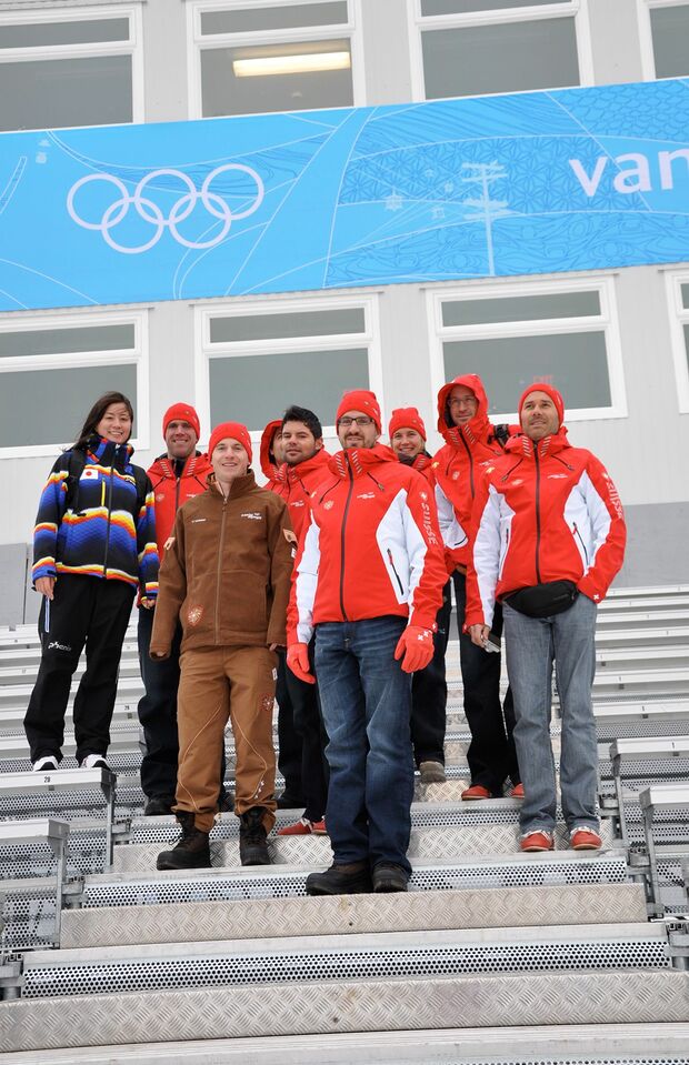 バンクーバー五輪直前。スイスチームと。バンクーバーには日本とスイスの国旗を持って乗り込んだ