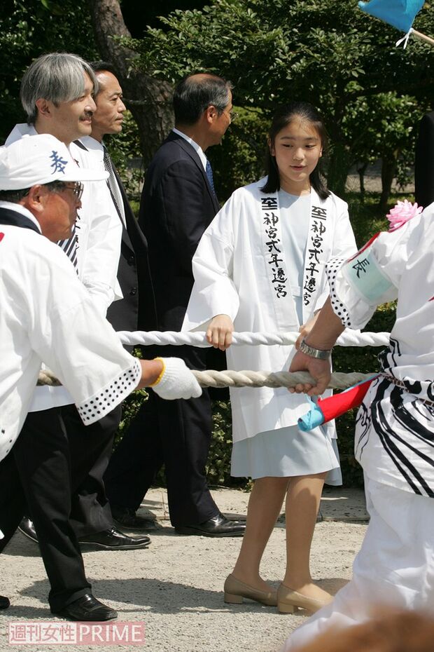 ’06年7月、伊勢神宮で伝統行事「お木曳」に参加されるおふたり。ふたりで海外にも行かれるなど仲よし親子だったが……