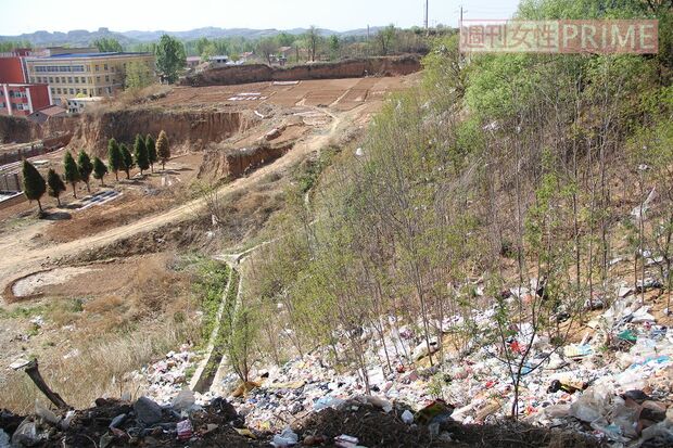 日本ほどゴミの分別はされず、都市近くの山に積み上げられていることも
